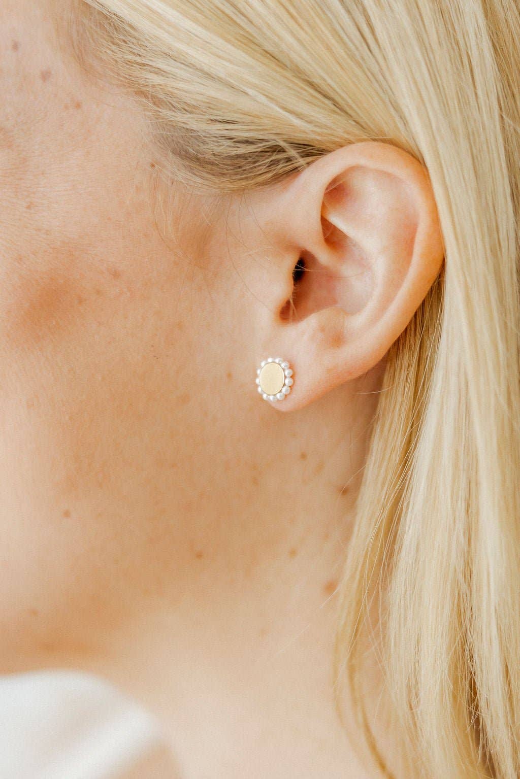 Alice Pearl Screwback Stud Earrings
